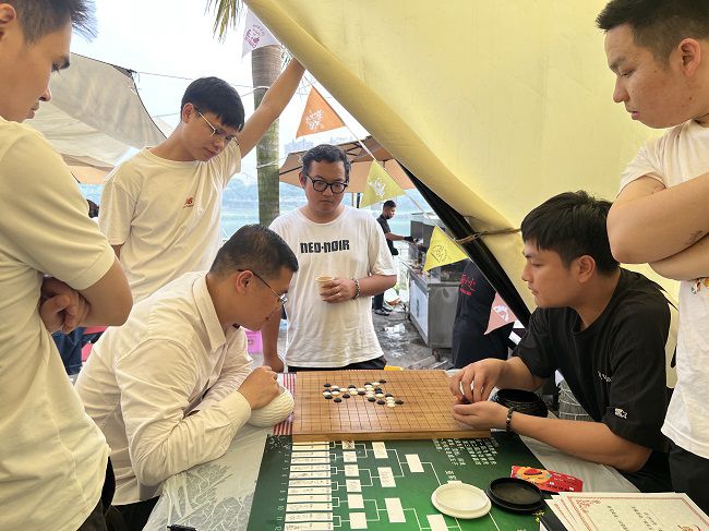 五子棋比賽現(xiàn)場。楊鈺 攝（2）.jpg
